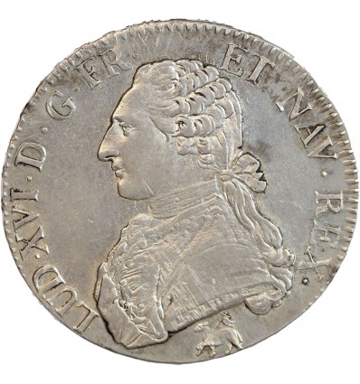 Buste de Louis XVI à gauche en habit de cour, les cheveux noués par un ruban