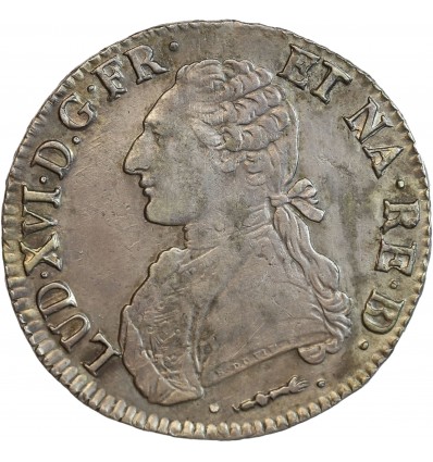 Buste de Louis XVI à gauche en habit de cour, les cheveux noués par un ruban