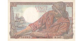 Avers : pêcheur tirant une corde - vue de Concarneau