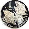 Revers : au centre la statue de la liberté avec en fond les drapeaux des forces alliées