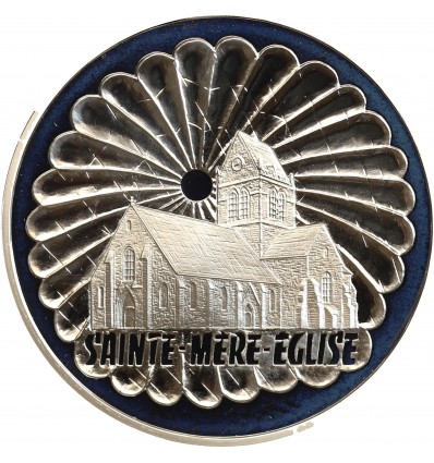 Avers : l'église de Sainte-Mère-Eglise avec un parachute ouvert en arrière-plan