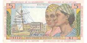Avers : deux femmes en habits traditionnels, bateau au port de Pointe à Pitre