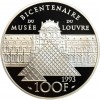 Revers : la pyramide du Louvre avec en arrière-plan le musée du Louvre