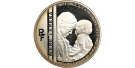 Avers : représentation de Mère Teresa portant un enfant