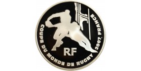Avers : sylhouettes stylisées de deux joueurs de rugby devant les poteaux d'un terrain de rugby