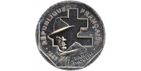 Avers : buste de Jean Moulin portant une écharpe et un chapeau avec la croix de Lorraine en arrière-plan
